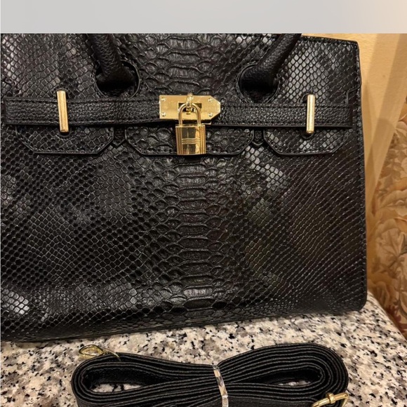 Elegant Black Snake-Embossed Handbag - Picture 3 of 10